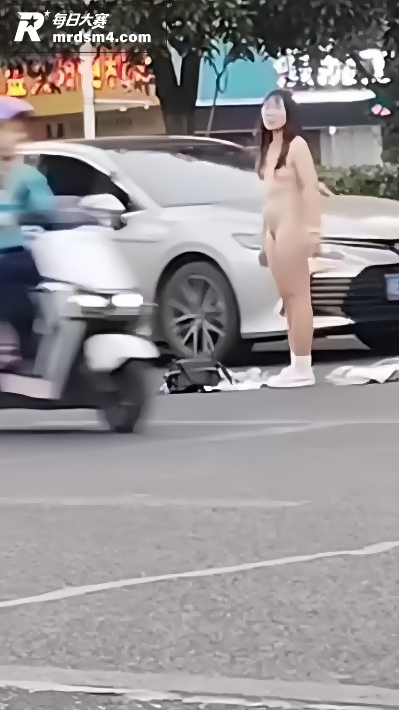 邵阳高铁站女子全裸站相关图片5