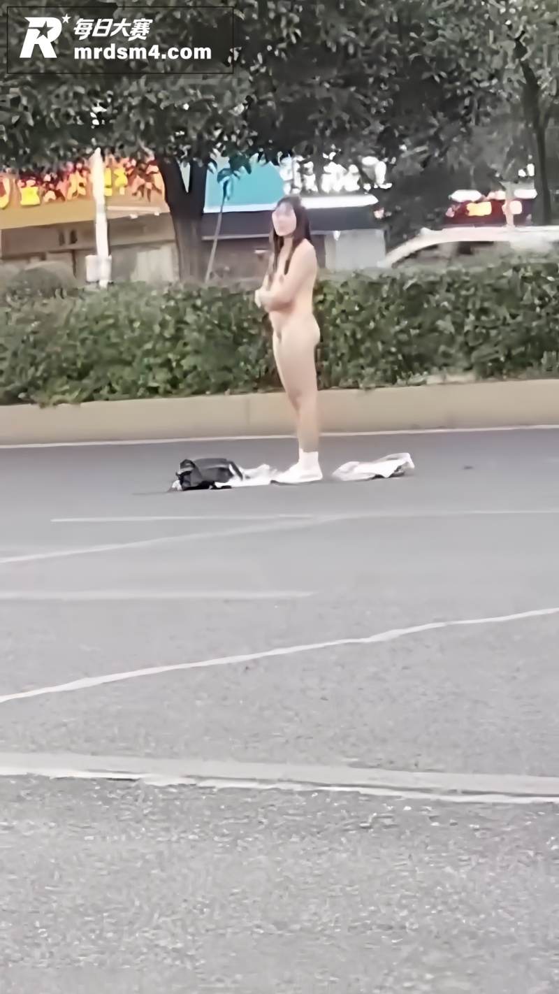邵阳高铁站女子全裸站相关图片9