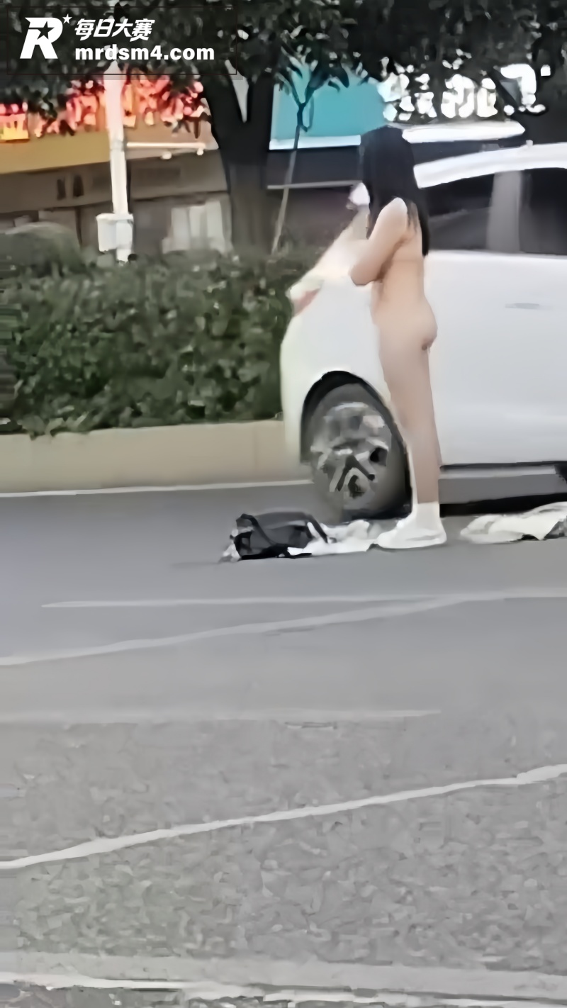 邵阳高铁站女子全裸站相关图片2