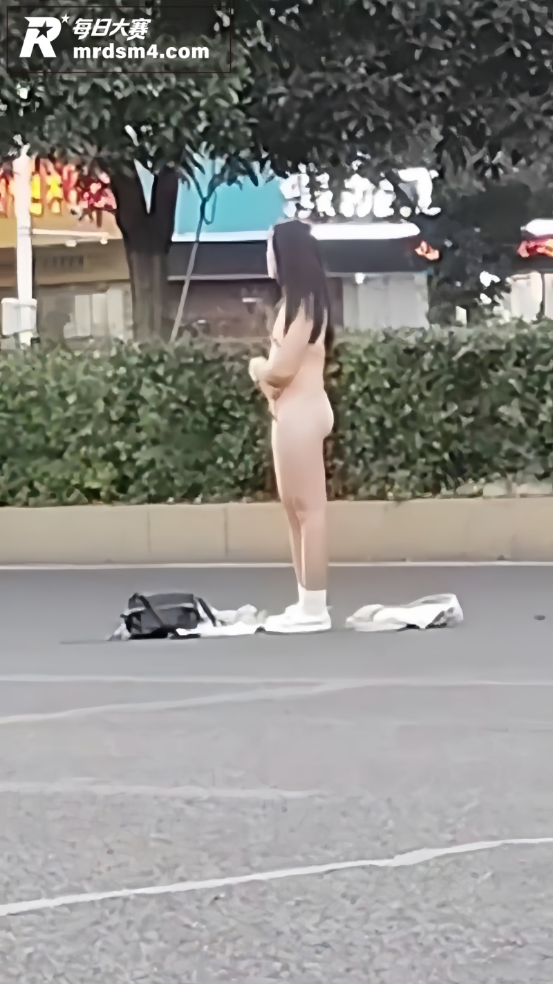 邵阳高铁站女子全裸站相关图片6