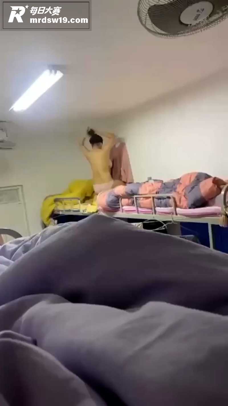 宿舍偷拍视角 几个极相关图片1